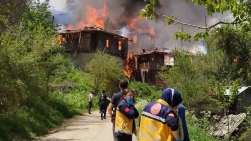 Bolu'da yangının sıçradığı cami küle döndü