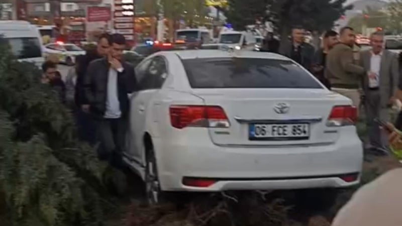 Van'da kontrolden çıkan araç ağaca çarptı