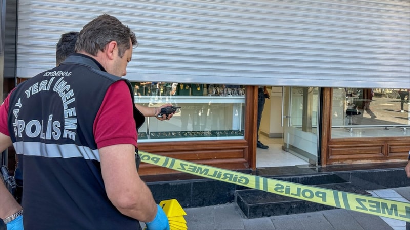 Uşak'ta kuyumcuya silahlı saldırı: 2 kişi yaralandı