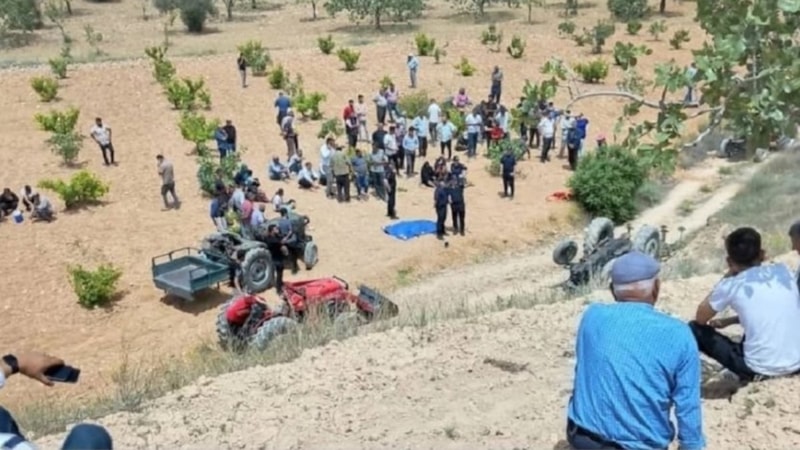 Gaziantep'te devrilen traktörün altında kalan genç öldü