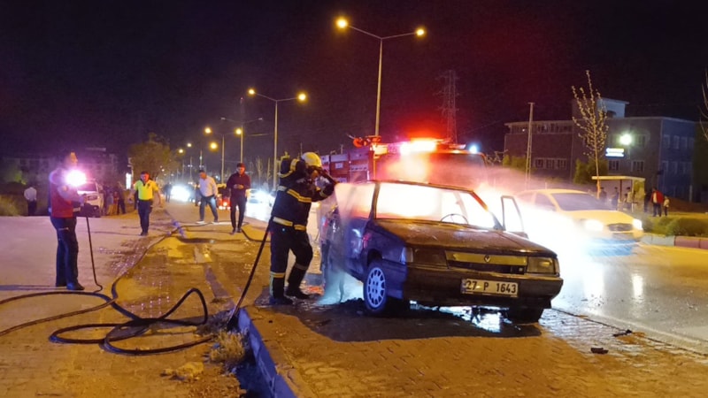 Adıyaman'da alkollü sürücü otomobilini yaktı