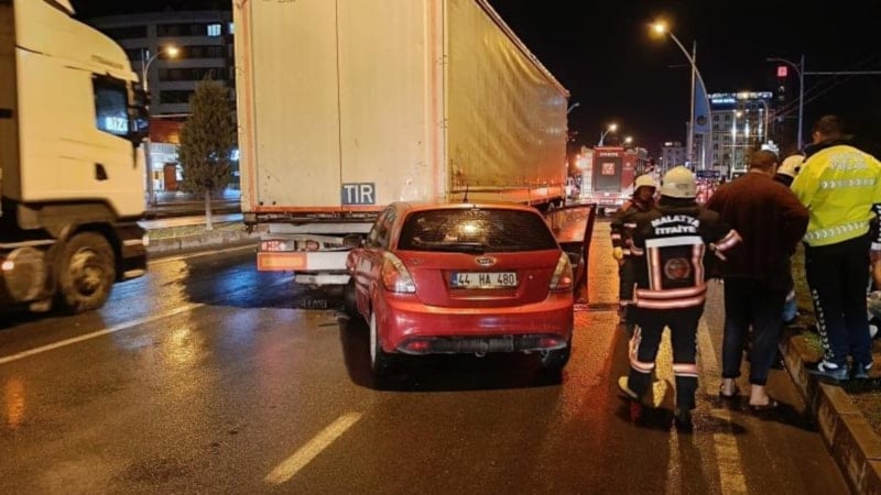Malatya'da otomobilin tıra çarptığı kazada 3 kişi yaralandı