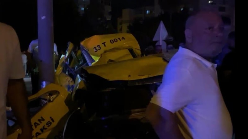 Mersin'de taksi direğe çarptı: 2 ölü