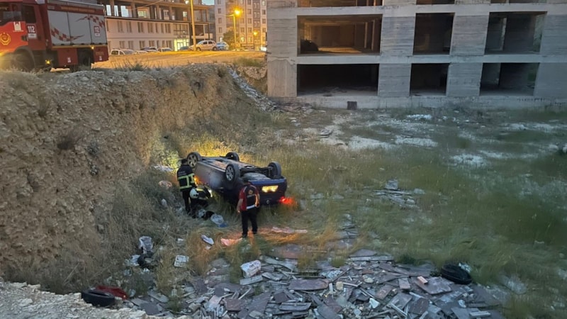 Mardin’de devrilen otomobilin sürücüsü yaralandı