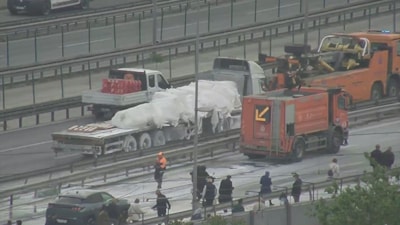 İstanbul'da tırdan dökülen alçı nedeniyle trafikte yoğunluk yaşandı