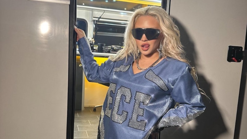 Depremde ödülleri kırılmıştı! Şarkıcı Ece Seçkin'i mutlu eden jest