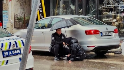 Erzurum'da polis şemsiyeyle yaralı çocuğun başında bekledi