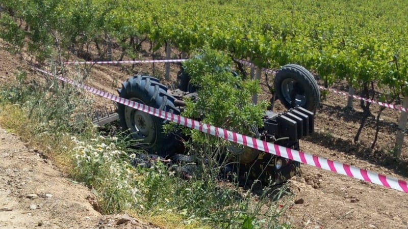 Denizli'de traktörüyle üzüm bağlarına uçan çiftçi hayatını kaybetti