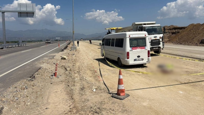 Aydın'da geri manevra yapan minibüsün altında kaldı