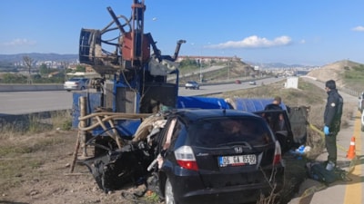 Ankara'da kontrolden çıkan otomobil sondaj makinesine çarptı: 2 ölü