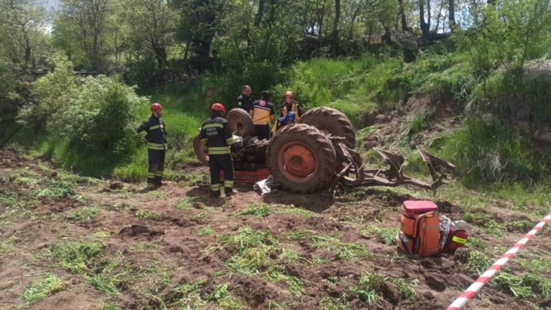 Konya'da devrilen traktörün altında kalan genç can verdi