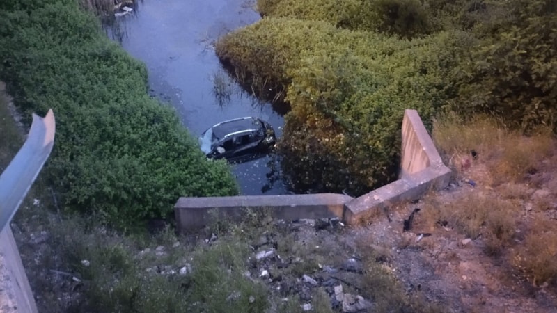 İstanbul'da kontrolden çıkan otomobil gölete uçtu