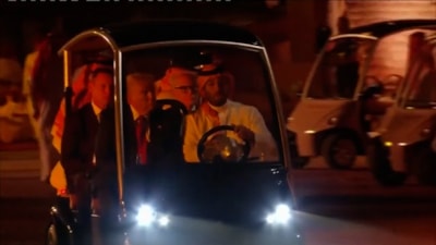 Prens Selman, konuğu Donald Trump'ı golf arabasıyla yemeğe götürdü