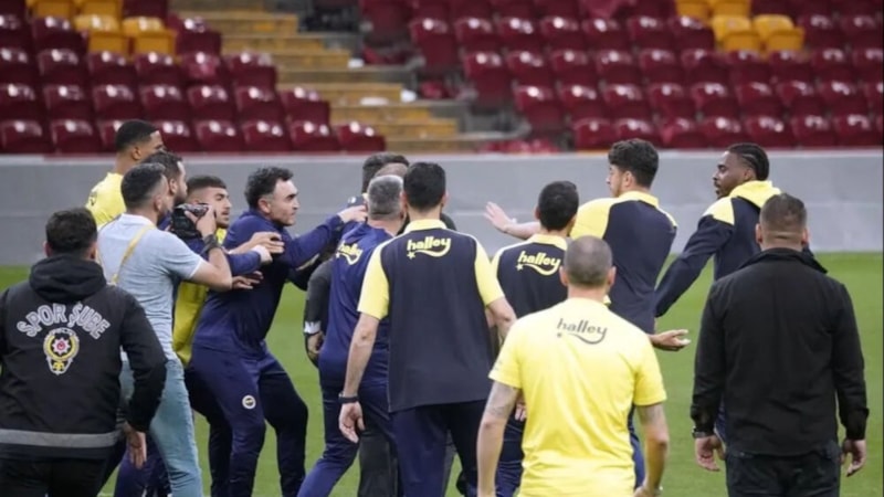 Fenerbahçeli 2 futbolcu hakkında zorla getirme kararı