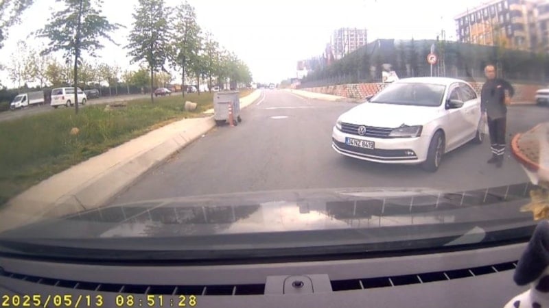 İstanbul'da sürücülerin yol verme tartışması
