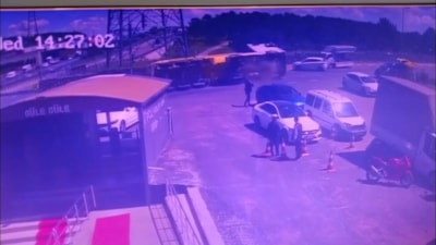 Sultanbeyli’de hafriyat kamyonu, otomobilin üzerine devrildi