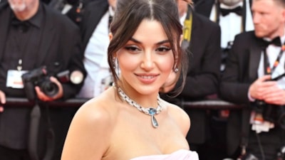 Hande Erçel, Cannes Film Festivali’ne gitti! Pembe kıyafeti sosyal medyada gündem oldu
