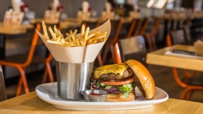 Fast food zincirinde yaş sınırlaması: 21 yaşından küçükler giremeyecek!