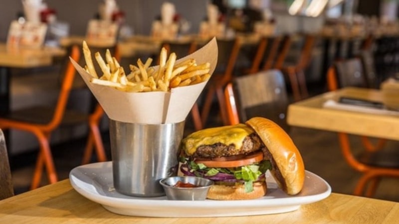 Fast food zincirinde yaş sınırlaması: 21 yaşından küçükler giremeyecek!