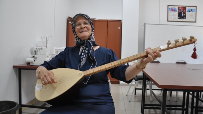 Eskişehirli Sevim teyze, çocukluk hayali olan bağlama çalmayı öğrendi