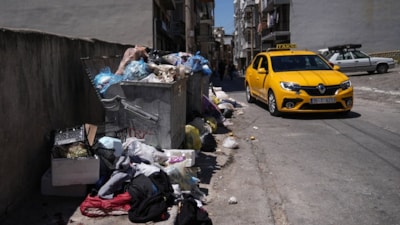 İzmir sokaklarında çöp yığınları