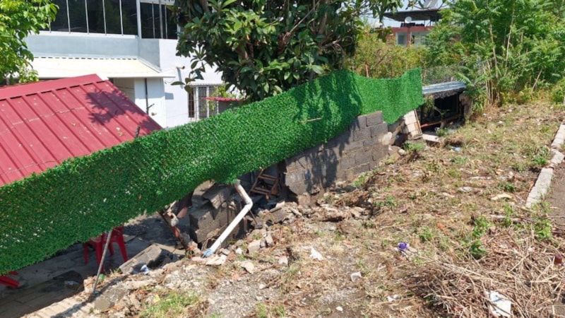 Hatay'da sağanak: Evlerin duvarı yıkıldı