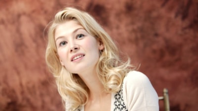 Rosamund Pike'den itiraf geldi! Yaşadıklarını 23 yıl sonra açıkladı