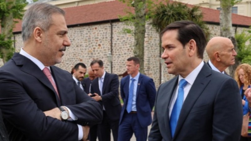 İstanbul'daki barış toplantısından dikkat çeken kare