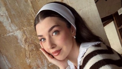 Oyuncu Aslıhan Güner, kız kardeşleriyle davete katıldı