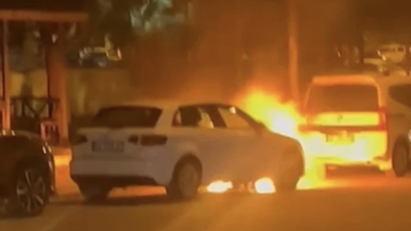 Şanlıurfa'da park halindeki otomobil alev aldı