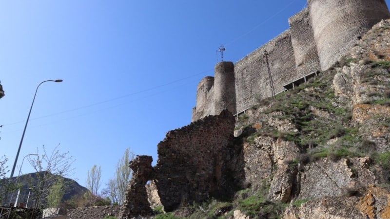Tarihi Oltu Kalesi yıkılma tehlikesi altında