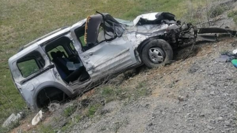 Sivas'ta şarampole uçan aracın sürücüsü öldü