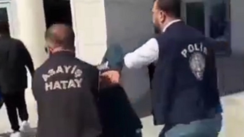 Hatay'da motosikletin plakasını kapatarak kadınları taciz eden şahıs yakalandı