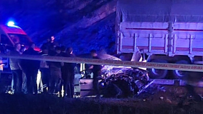 Ankara’da otomobil ile kamyon kafa kafaya çarpıştı: 1 ölü, 4 yaralı