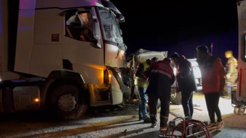 Sivas'ta tır ile çarpışan kamyonetin sürücüsü öldü