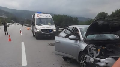 Sakarya'da yola düşen köpük malzemesi zincirleme kazaya neden oldu