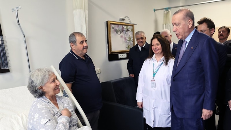 Cumhurbaşkanı Erdoğan hastanedeki hastaları ziyaret etti