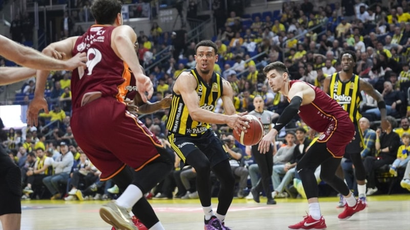 Fenerbahçe'den Galatasaray'a 24 sayı fark