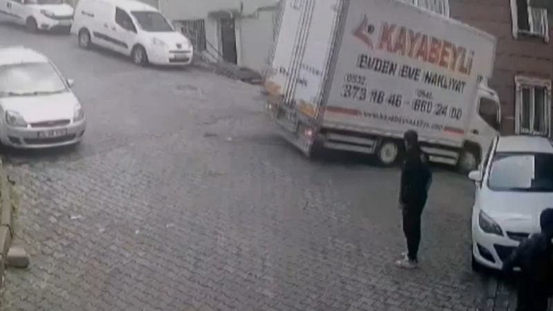 İstanbul Kağıthane'de kamyonet binaya çarptı