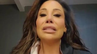 Şarkıcı Linet, protesto edilmesinin ardından ağlayarak yardım istedi