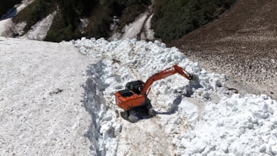 Rize’nin yüksek yaylalarında zorlu kar mesaisi