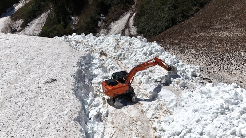 Rize’nin yüksek yaylalarında zorlu kar mesaisi