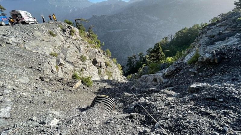 Antalya’da otomobil uçuruma yuvarlandı : 1 ölü