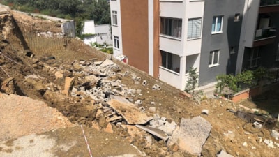 Bursa'da yol çöktü, mahalleli sarsıntıyı deprem zannetti
