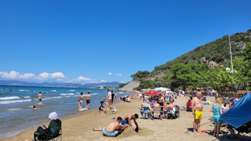 Aydın'da güneşli hava sahilleri doldurdu
