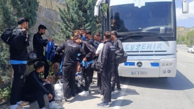 Konya'da kafile otobüsünün lastiği patlayınca futbolcular taksiyle maça yetiştirildi