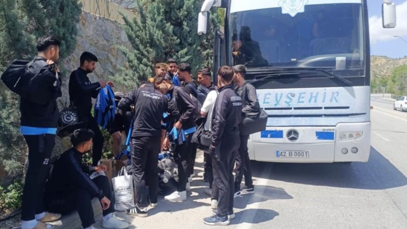 Konya'da kafile otobüsünün lastiği patlayınca futbolcular taksiyle maça yetiştirildi