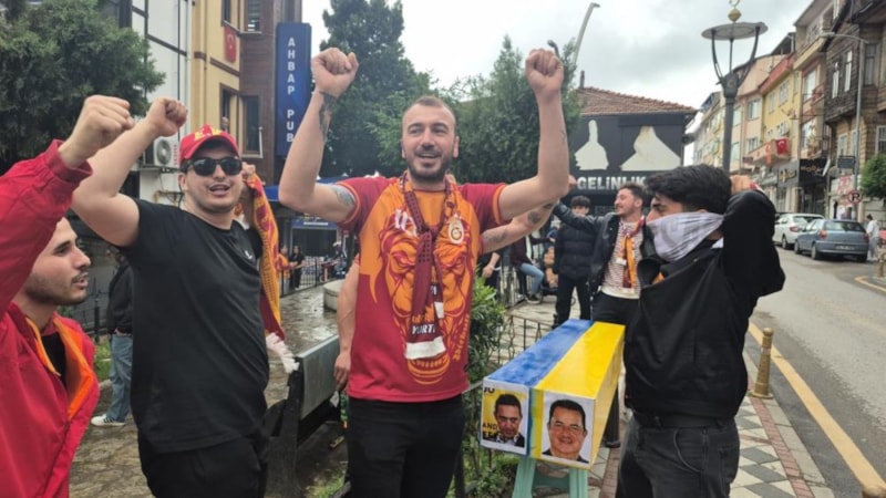 Galatasaraylı taraftarlardan Fenerbahçe'ye tabut göndermesi