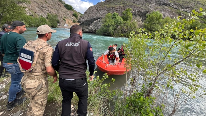 Munzur Nehri’nde mahsur kalan vatandaş kurtarıldı