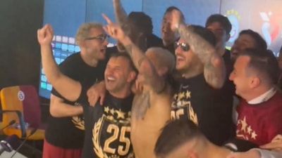 Galatasaraylı futbolcuların basın toplantısını bastığı anlar